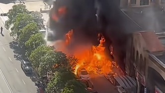 湖北荊州一小區(qū)底商起火現(xiàn)場多輛汽車燃燒，消防：已處置，經(jīng)搜救無傷亡