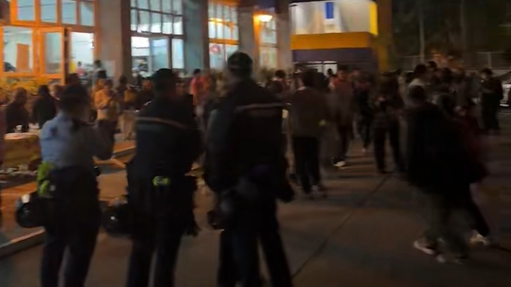 香港大埔火灾现场附近中学被设为临时安置点，已准备食物、水等应急物资