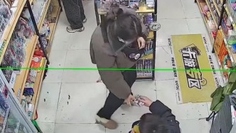 玩具意外“溜进”帽子被带走，小孩哥放学飞奔归还