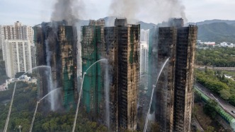 直击丨香港大埔火灾已基本控制，部分楼层房间内仍有火苗