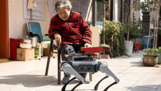 工信部答澎湃：將會同有關部門加強養(yǎng)老服務機器人、適老鞋服、易吞咽食品等產(chǎn)品研發(fā)