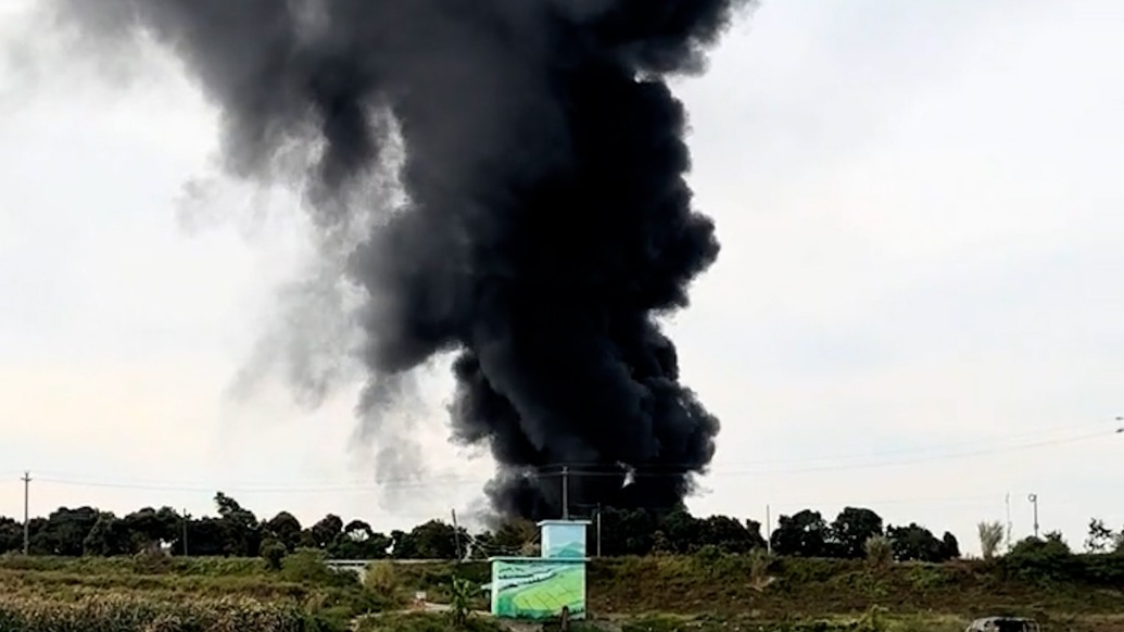 广东惠州一地起火黑烟冲天,消防:废旧轮胎堆垛起火,无人受伤