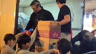 香港大埔火灾夜，深港双城市民深夜驰援，自发集结送物资