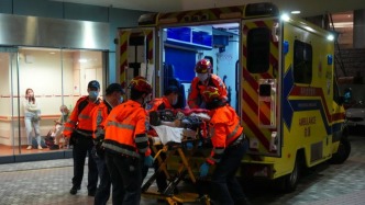 香港众多艺人发文为受灾民众祈福，多项文娱活动宣布延期或取消