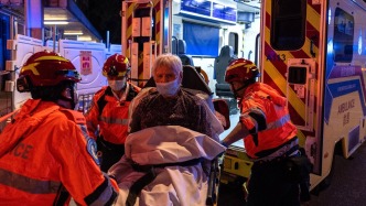 香港大埔住宅楼大火延烧的一夜