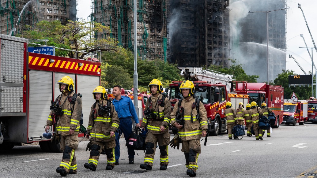 直擊丨香港大埔火災現(xiàn)場：住宅樓仍在冒煙，愛心人士送物資到醫(yī)療點