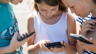 歐洲議會(huì)通過決議：應(yīng)禁止16歲以下兒童或青少年使用社交媒體