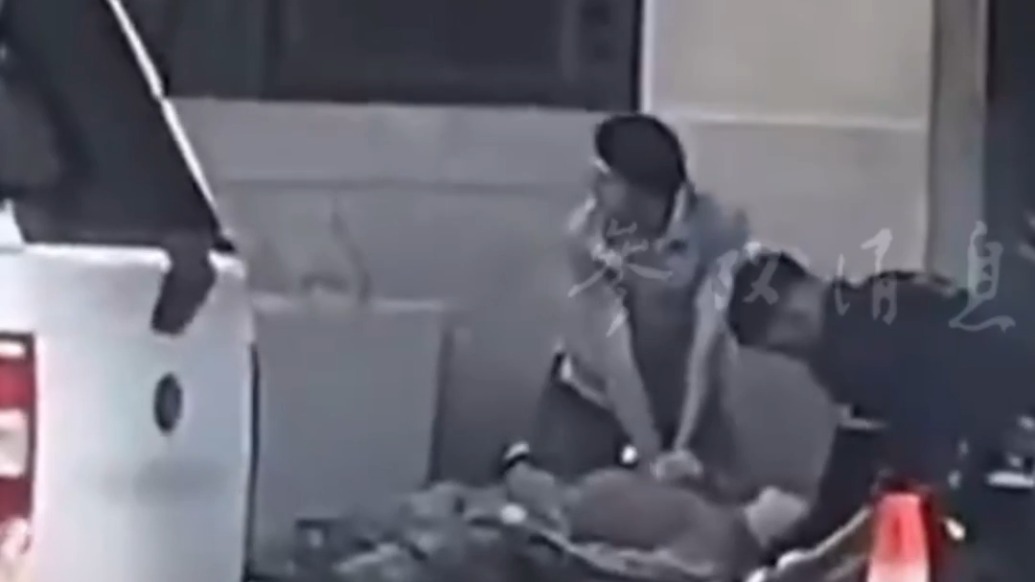 画面曝光!救援人员为两名国民警卫队成员进行心肺复苏