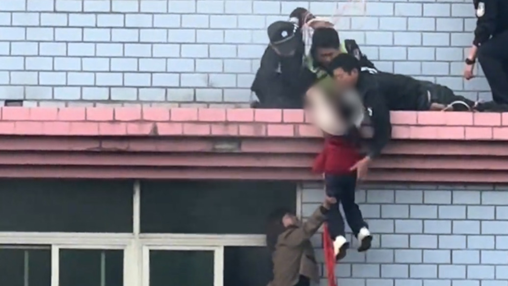 福建南平一居民楼起火浓烟阻断逃生通道,民警楼顶抛绳救出4楼被困母女