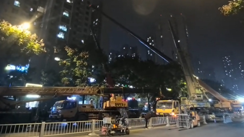 成都一吊車作業(yè)時(shí)側(cè)翻吊臂倒向臨街樓體，區(qū)應(yīng)急管理局：無人員傷亡