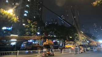 成都一吊车作业时侧翻吊臂倒向临街楼体，区应急管理局：无人员伤亡