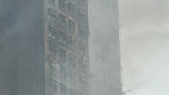 直击丨香港大埔被烧最严重楼栋仍冒出黑烟，火灾目前已致55人遇难