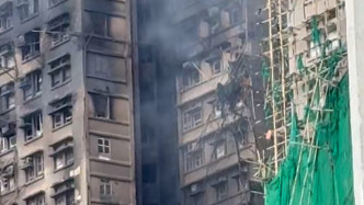 香港大埔火災一名老人失聯(lián)，女兒在現(xiàn)場守候：她凌晨打我電話求助，說門外有黑煙出不去