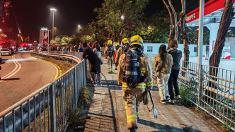 李家超：消防員已成功救出55人，將向每戶災(zāi)民派發(fā)1萬(wàn)港元補(bǔ)助