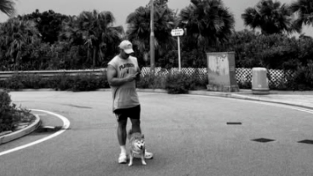 香港火灾殉职消防员相恋十年女友发帖悼念，知情人：她心情不好店铺暂时停业