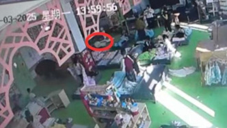 青島即墨教體局通報(bào)“幼兒園老師打罵孩子”：暫停涉事教師工作，警方介入