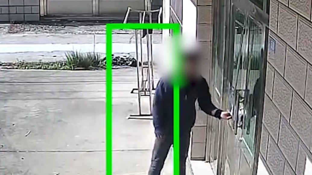 快遞員將快遞插在門把手上，收件人被“鎖”在屋內(nèi)