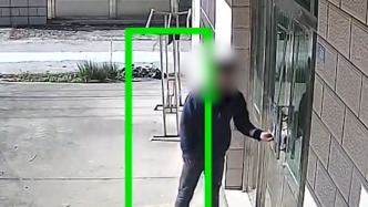 快遞員將快遞插在門(mén)把手上，收件人被“鎖”在屋內(nèi)