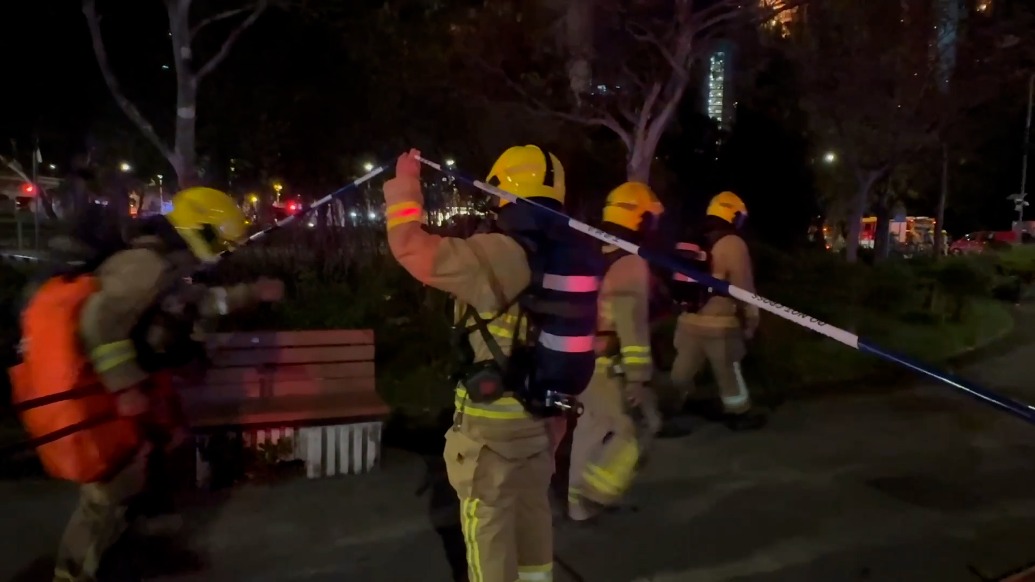 香港大埔火災(zāi)已致65人遇難，消防員在16樓又救出1人
