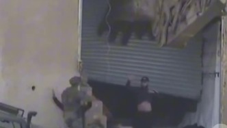 視頻丨兩名巴勒斯坦青年舉起雙手，仍遭以軍近距離射殺