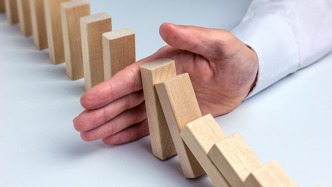 如何打击利用AI起号行为、治理AI仿冒名人乱象？人民日报调查