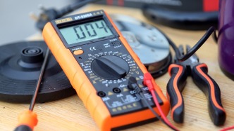 “上門換倆燈泡收費240元？”法治日報調(diào)查家電維修市場亂象