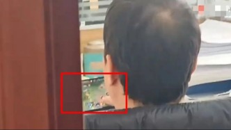 男子上班时间办公室打游戏敷衍来访群众？陕西洛南县交通局回应