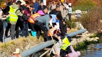三名游客驾电动车坠大理洱海，众人合力救援