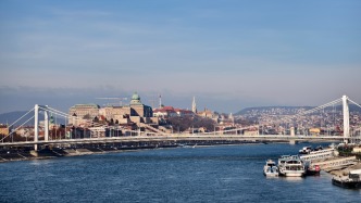 多瑙河畔，在布达静听城市的岁月回声