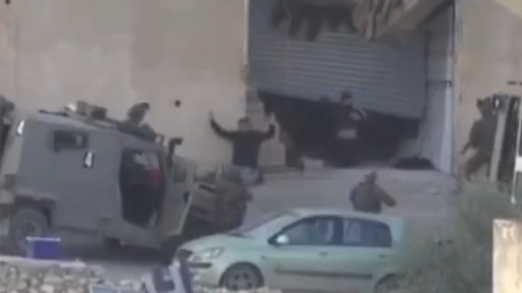 视频曝光！以军射杀两名高举双手投降的巴勒斯坦人