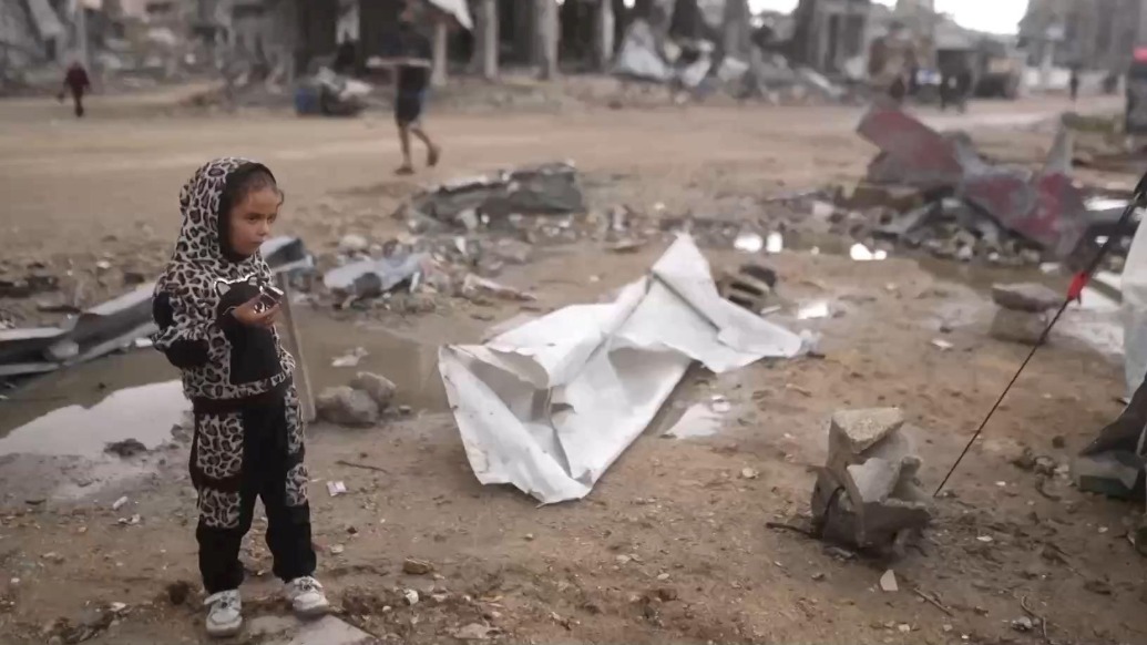 加沙地帶連遭強(qiáng)降雨引發(fā)洪水,當(dāng)?shù)孛癖娚钊找嫫D難