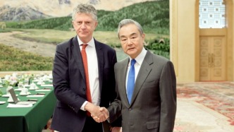 王毅會(huì)見英國首相國家安全事務(wù)顧問鮑威爾