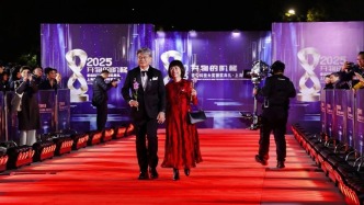 丁洪院士再攜太太出席頒獎禮，上海交大科學之夜群星璀璨