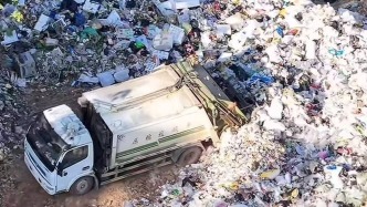 云南澜沧县被指将大量垃圾直排天坑溶洞，官方：已展开清理