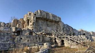 洛阳山寨版龙门石窟废弃多年成另类打卡点，投资方称建设中被叫停