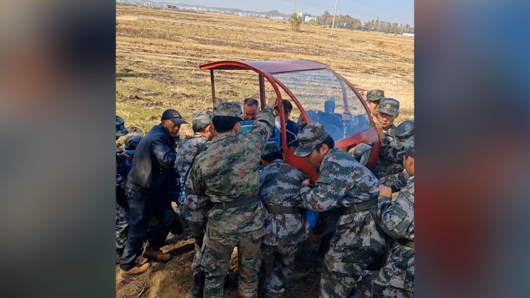 學(xué)生拉練偶遇老鄉(xiāng)翻車，暖心援手合力抬車
