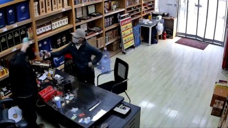 “口罩男”售卖假烟被识破后喷店主辣椒水，民警3天将其抓获