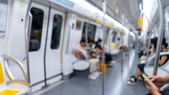 女子在地鐵車廂內(nèi)蹲坐被另一乘客砸傷，法院判地鐵公司賠償15.6萬