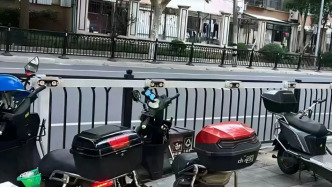 电瓶车“飞线”充电隐患重重，沿街商铺安全用电有何解？