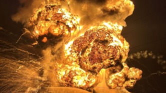 澳大利亞一工廠發(fā)生爆炸，空中升起巨大火球