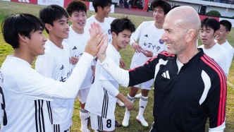 齐达内现身上海高校球场，原汁原味的“马赛回旋”来了