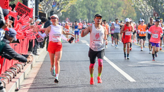 魔都眼｜約2.3萬人競逐外灘，2025上馬創(chuàng)下多項新紀錄