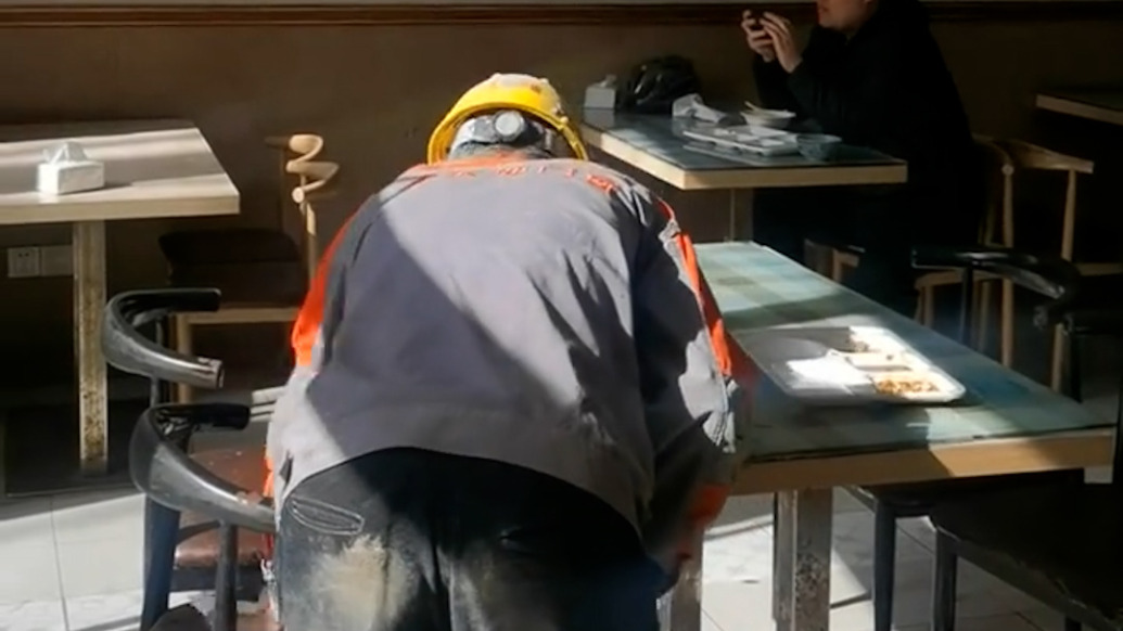 滿身灰塵也自帶光芒！工地大叔怕弄臟座椅，吃完快餐擦拭干凈才離開