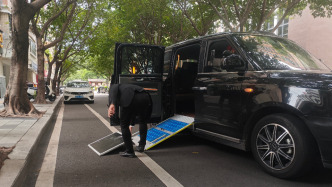 曹操出行“禮帽”專車部分車輛無障礙服務(wù)承諾未兌現(xiàn)，殘障人士打車如開“盲盒”