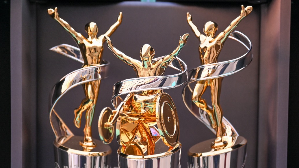 上马历史首次，组委会为竞速轮椅跑者设计奖杯