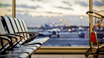 前序航班延誤致第二段行程被迫取消，旅客損失該誰承擔？