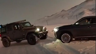 “出門在外能幫就幫”，新疆獨庫公路偶遇車輛陷進雪地，男子幫忙拉出拒絕酬謝