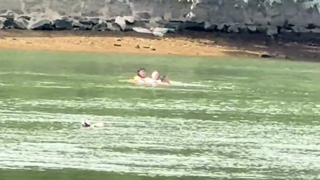 危急時(shí)刻挺身而出！外賣(mài)小哥攜救生圈橫渡江面與民警合力救起落水者