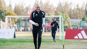 齐达内带着“马赛回旋”来了，用一堂大师课支持校园足球发展