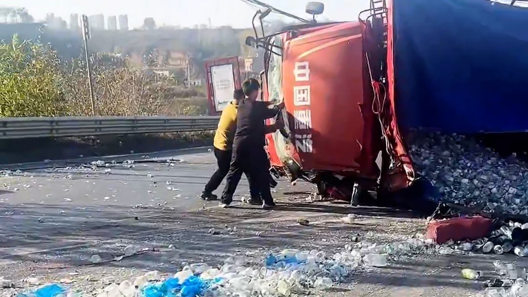 路遇货车侧翻,12岁娃跟着爸爸徒手掰玻璃救出被困司机